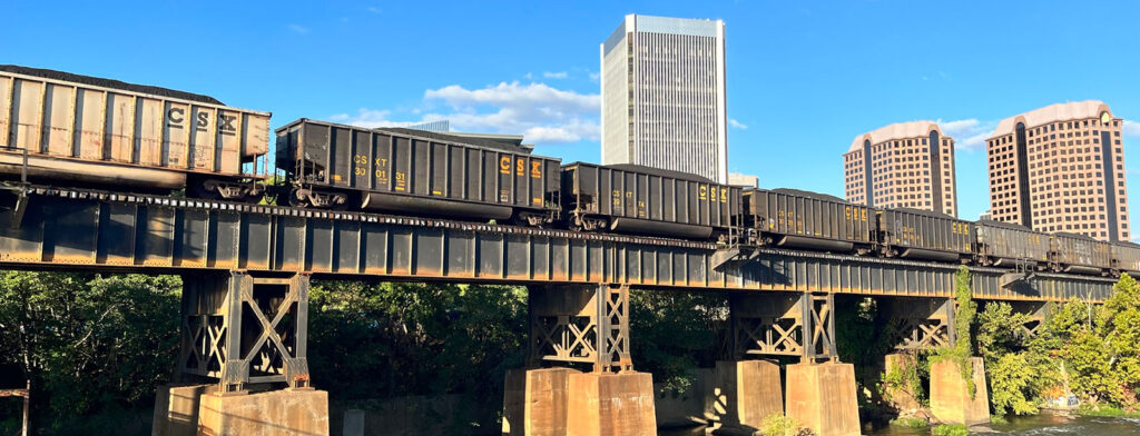 里士滿橋上的貨運鐵路車。