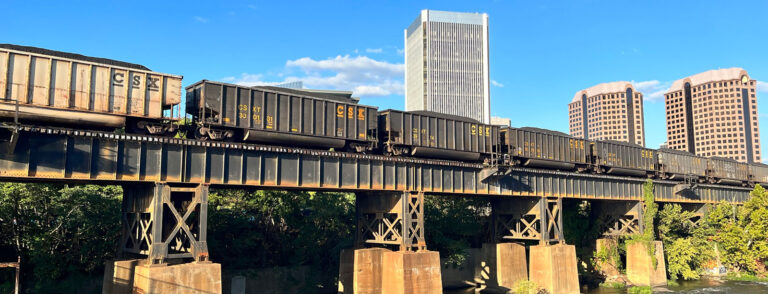 里士滿橋上的貨運鐵路車。