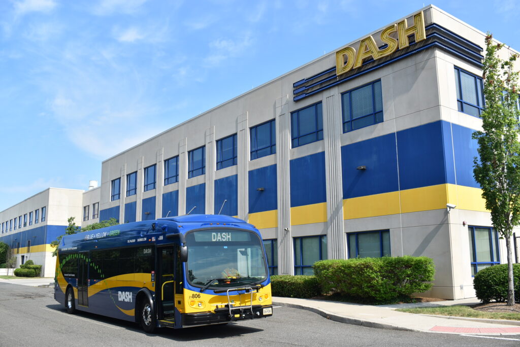 達什品牌大樓前的 DASH 巴士