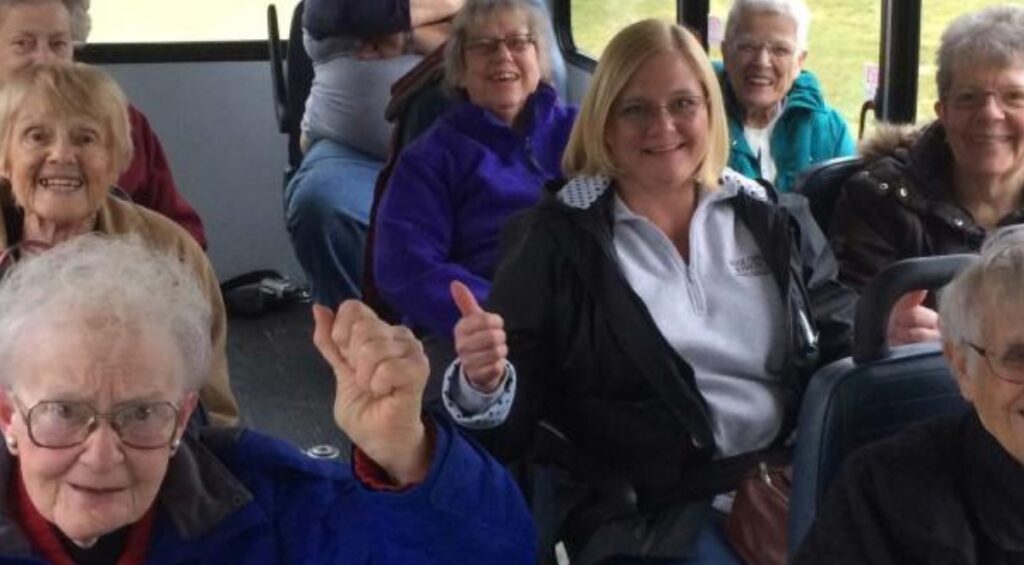 在公交車上微笑的人們近距離拍攝。