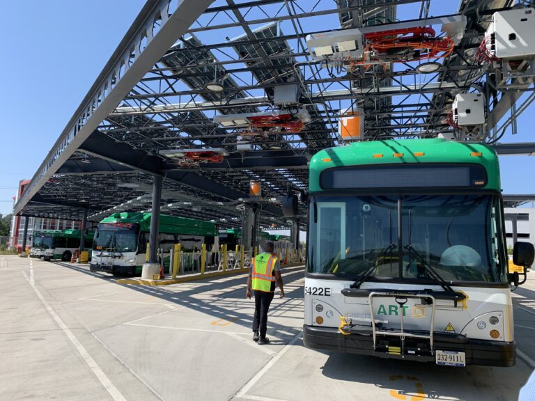 ART Shirlington 設施巴士和司機