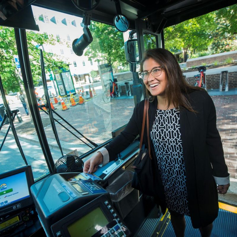 乘客在登上公共交通工具時掃描過境卡的照片圖像。