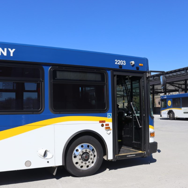 兩輛大林奇堡交通公司巴士。一輛巴士正面對觀者，主要巴士門打開。